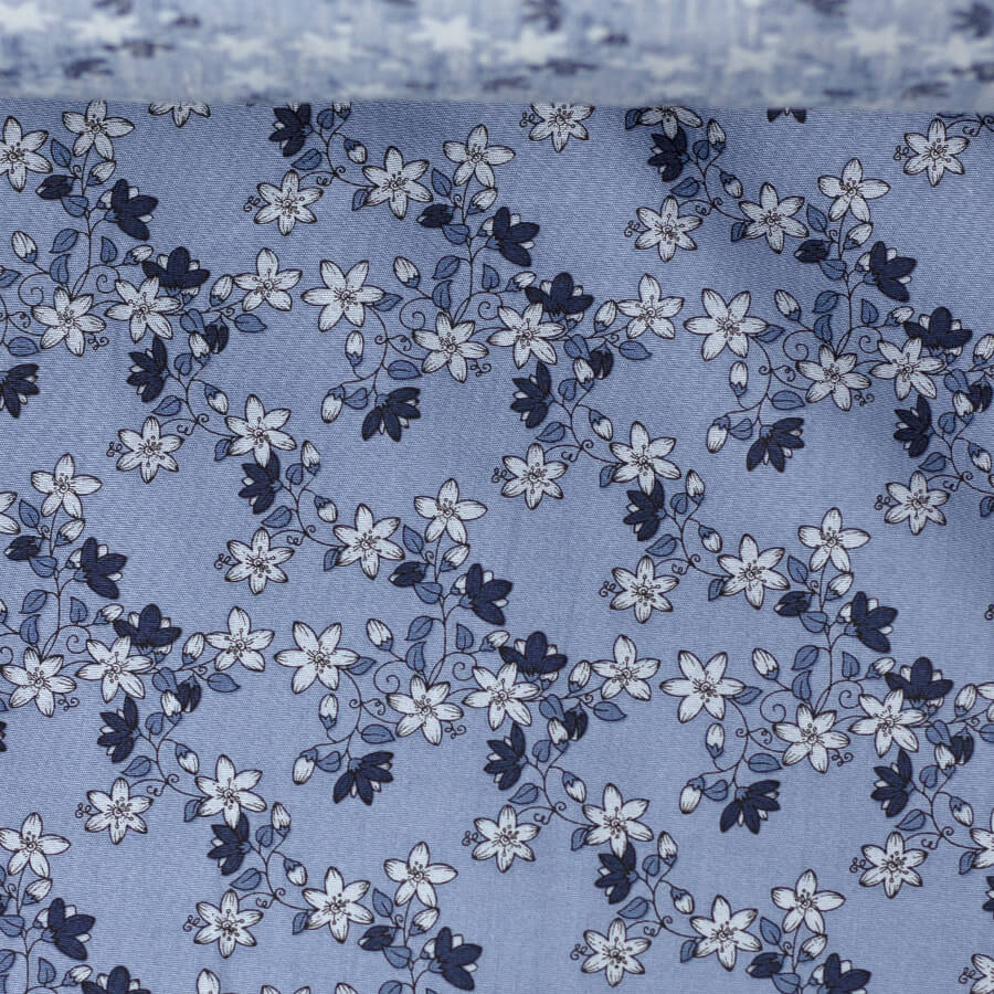 Tecido tricoline fio 40 em tons de azul com estampa ramos de flores tipo margarida Tecido tricoline fio 40 em tons de azul com estampa ramos de flores tipo margarida