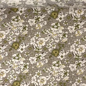Tecido tricoline fio 40 em tom bege com estampa floral em tons neutros.