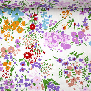 Tecido tricoline fio 40 claro com estampa de ramos, flores coloridas predominante tons rosa.